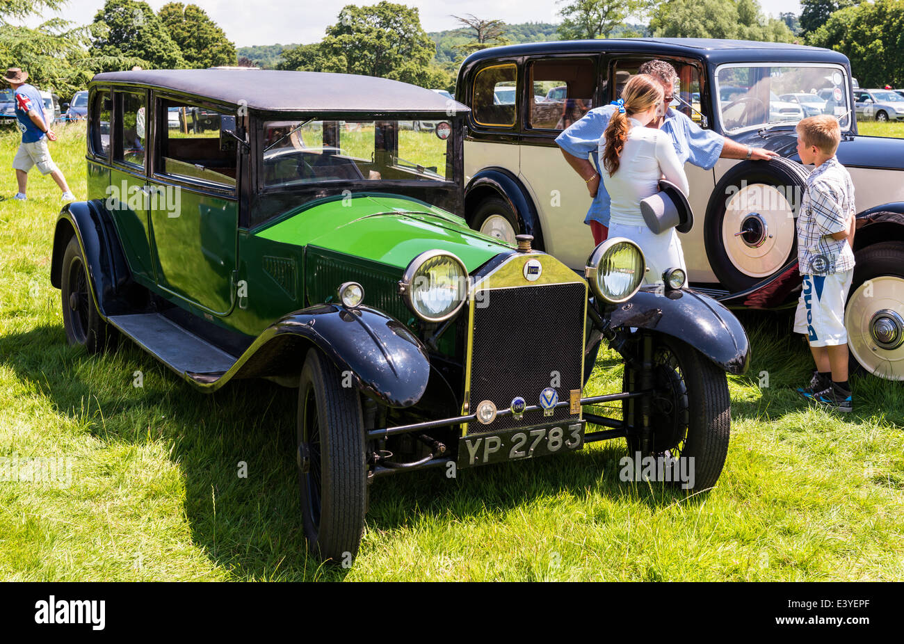 East Devon, in Inghilterra. Un Fete e party in giardino con un classico vintage pre guerra Lancia accanto a un 20/25 1933 Rolls Royce. Foto Stock