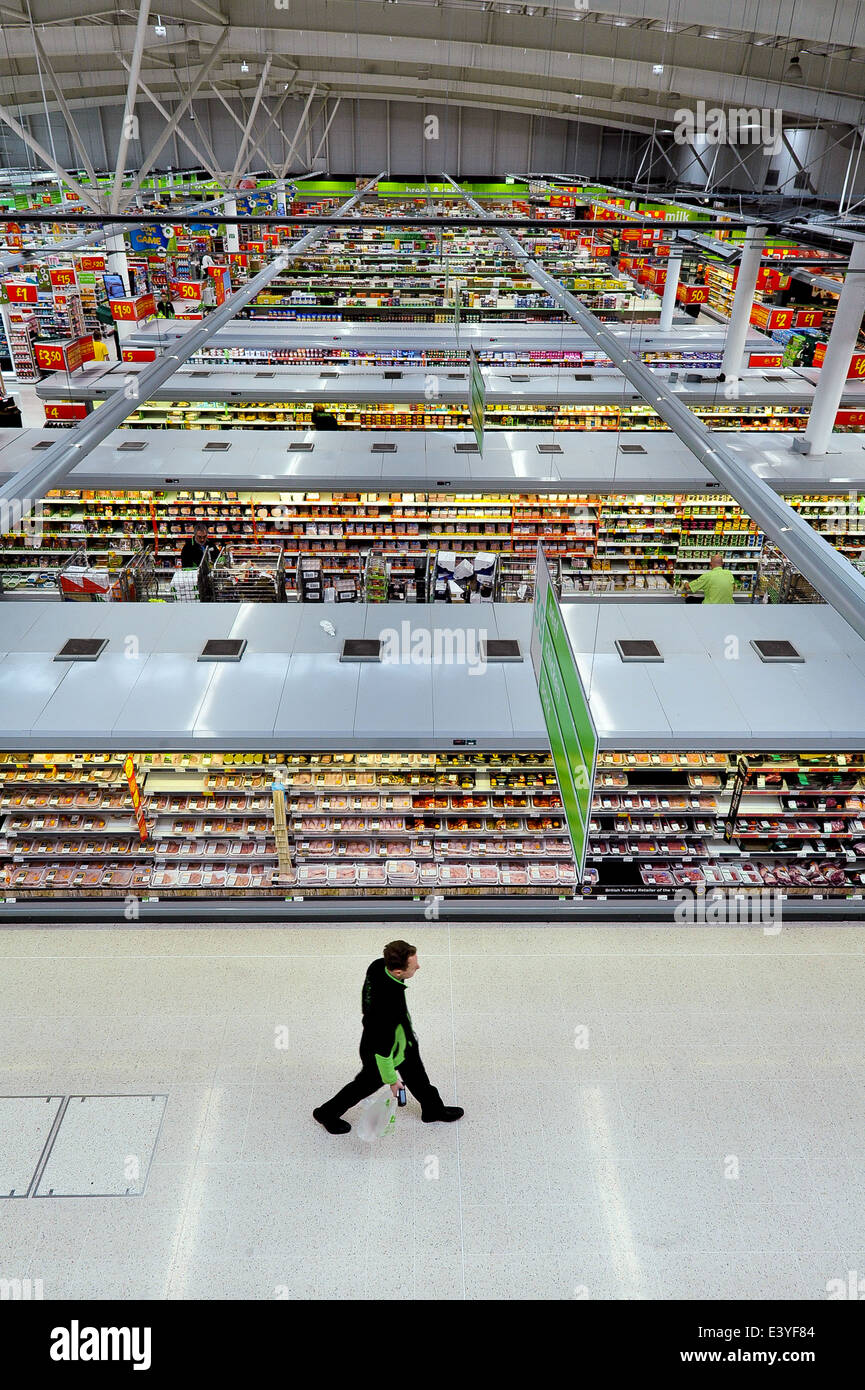 dipendente dell'interno del supermercato asda Foto Stock