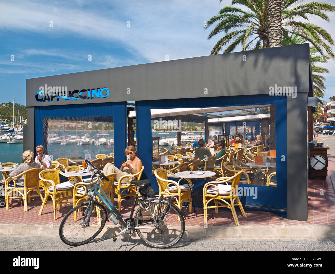 ANDRATX MALLORCA BAR CAFE Coast al fresco di lusso Cappuccino Ristorante e bar a Puerto Andratx Mallorca Isole Baleari Spagna Foto Stock