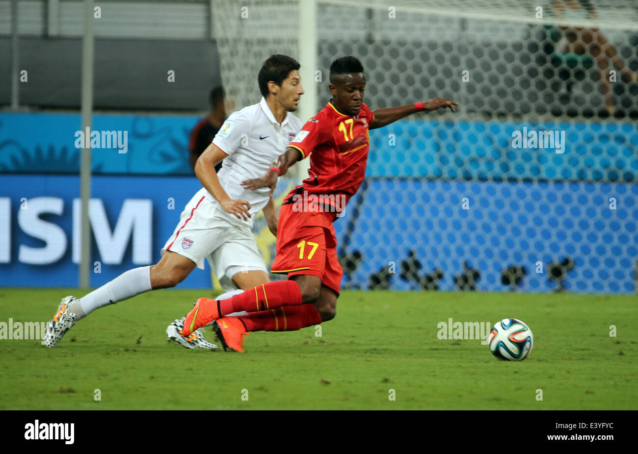 Salvador, Brasile. 01 Luglio, 2014. Coppa del mondo il 2° round. Belgio contro negli Stati Uniti negli ultimi 16 stadio knockout. Origi contro Gonzalez Credito: Azione Sport Plus/Alamy Live News Foto Stock