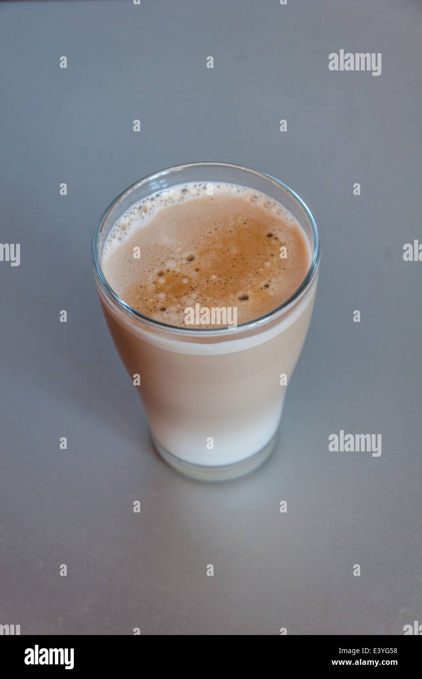 Caffè con latte su sfondo bianco Foto Stock