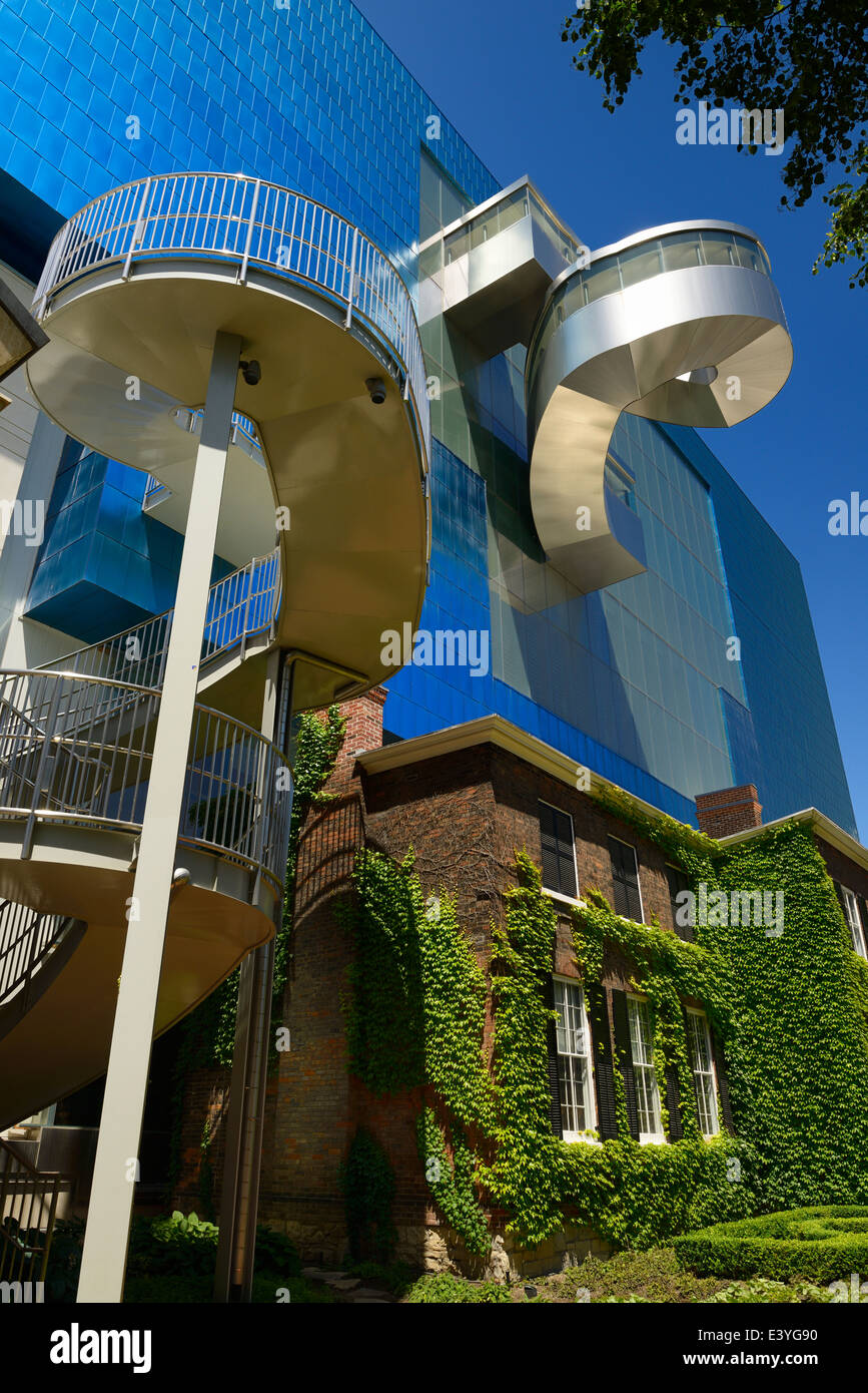 Titanio blu galleria d'Arte di Ontario fa ala sud con scalinate esterne progettato da Gehry oltre la Grange manor storico di Toronto Foto Stock