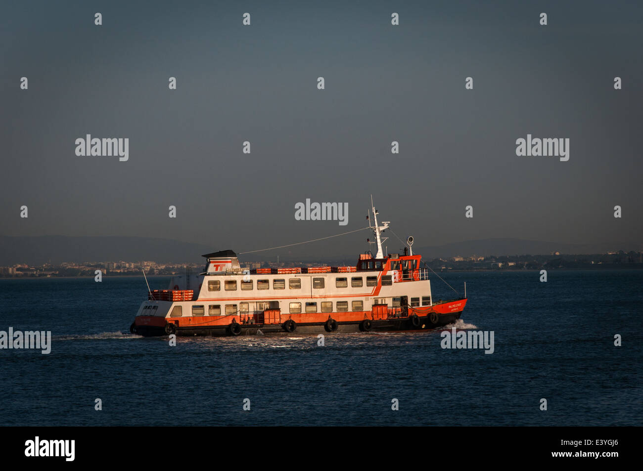 Traversata del traghetto sul fiume Tago a Lisbona Foto Stock