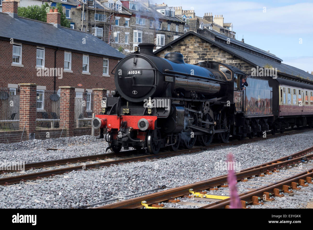 Classe NYMR B1 locomotiva a vapore n. 61264 dissimulata come 61034 CHIRU uscire dalla stazione di Whitby Luglio 2014 Foto Stock