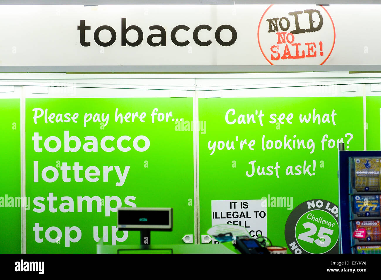 Supermercato asda contatore di tabacco Foto Stock