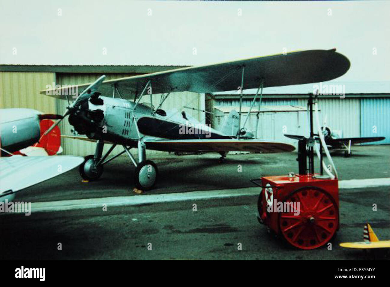 Questa immagine mostra lo Stearman C-3R, un biplano progettato nei primi anni '1930 per uso civile e militare. Presenta la cabina di pilotaggio aperta e la caratteristica configurazione alare biplana. Foto Stock