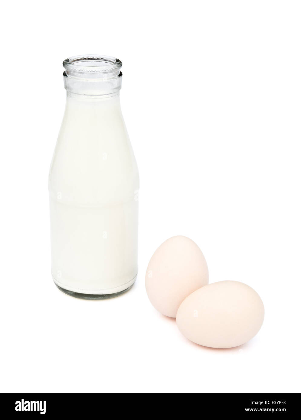 Uova e bottiglia di latte con il tracciato di ritaglio Foto Stock