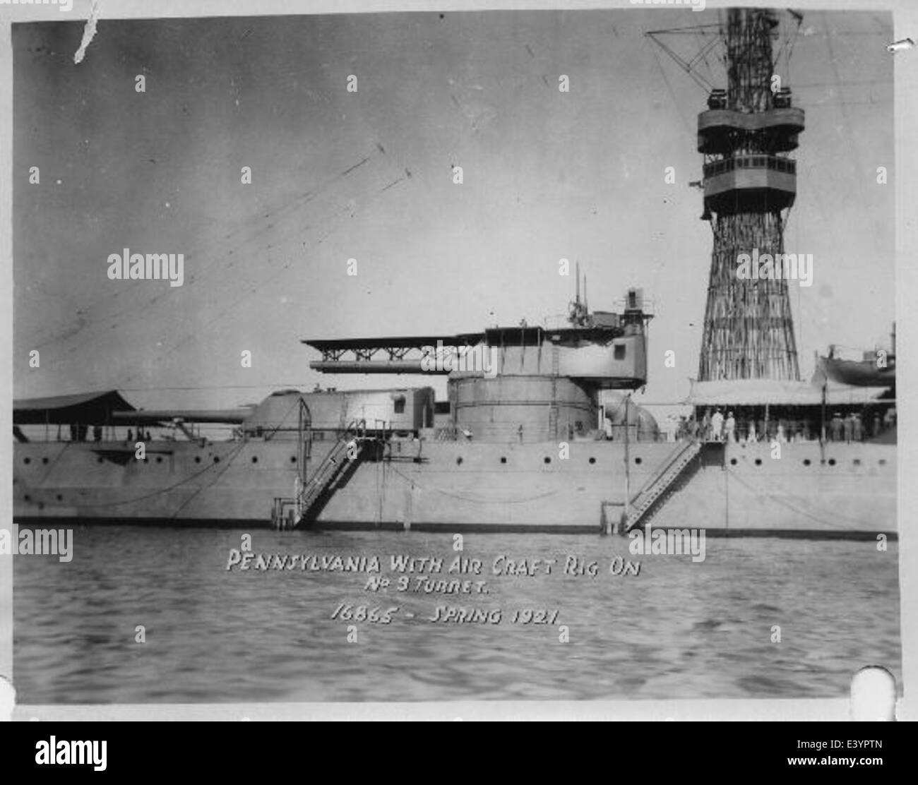 La USS Pennsylvania (BB-38), una nave da battaglia della Marina degli Stati Uniti, è mostrata con i suoi caratteristici alberi a reticolo e la piattaforma di decollo, illustrando il suo ruolo nell'aviazione navale e nella storia militare. Foto Stock