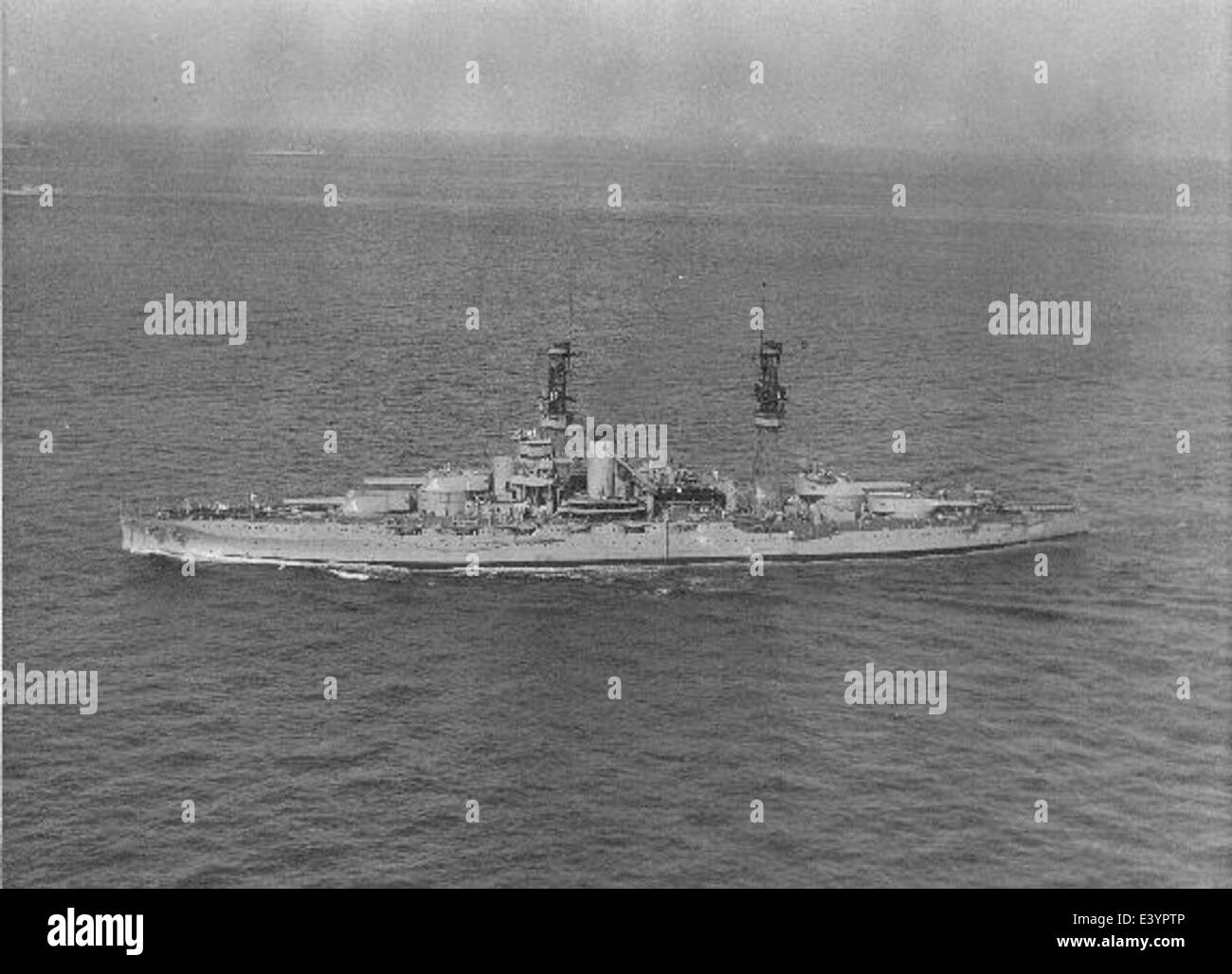 La USS Pennsylvania (BB-38), una nave da guerra della classe Pennsylvania, è presente in questa fotografia. L'immagine evidenzia la struttura dell'albero a gabbia della nave, che è stata utilizzata per radar e comunicazioni durante la seconda guerra mondiale Foto Stock