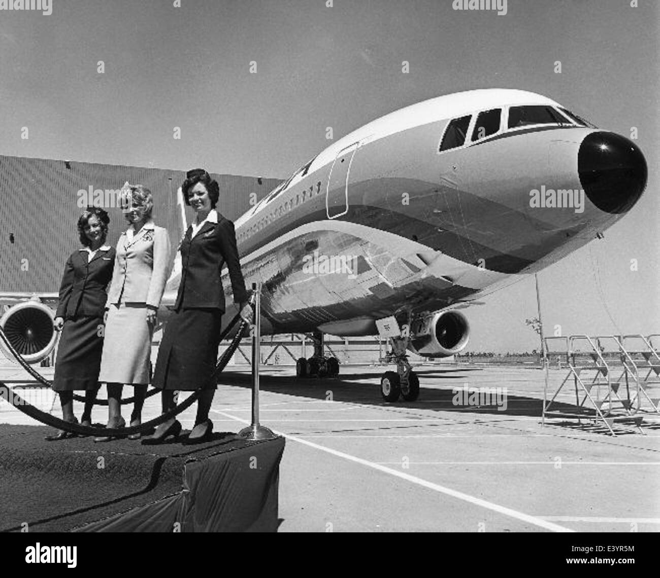 Una fotografia di un assistente di volo della Pacific Southwest Airlines, che cattura il ruolo dei membri dell'equipaggio nella cultura dell'aviazione degli anni '1970. Foto Stock