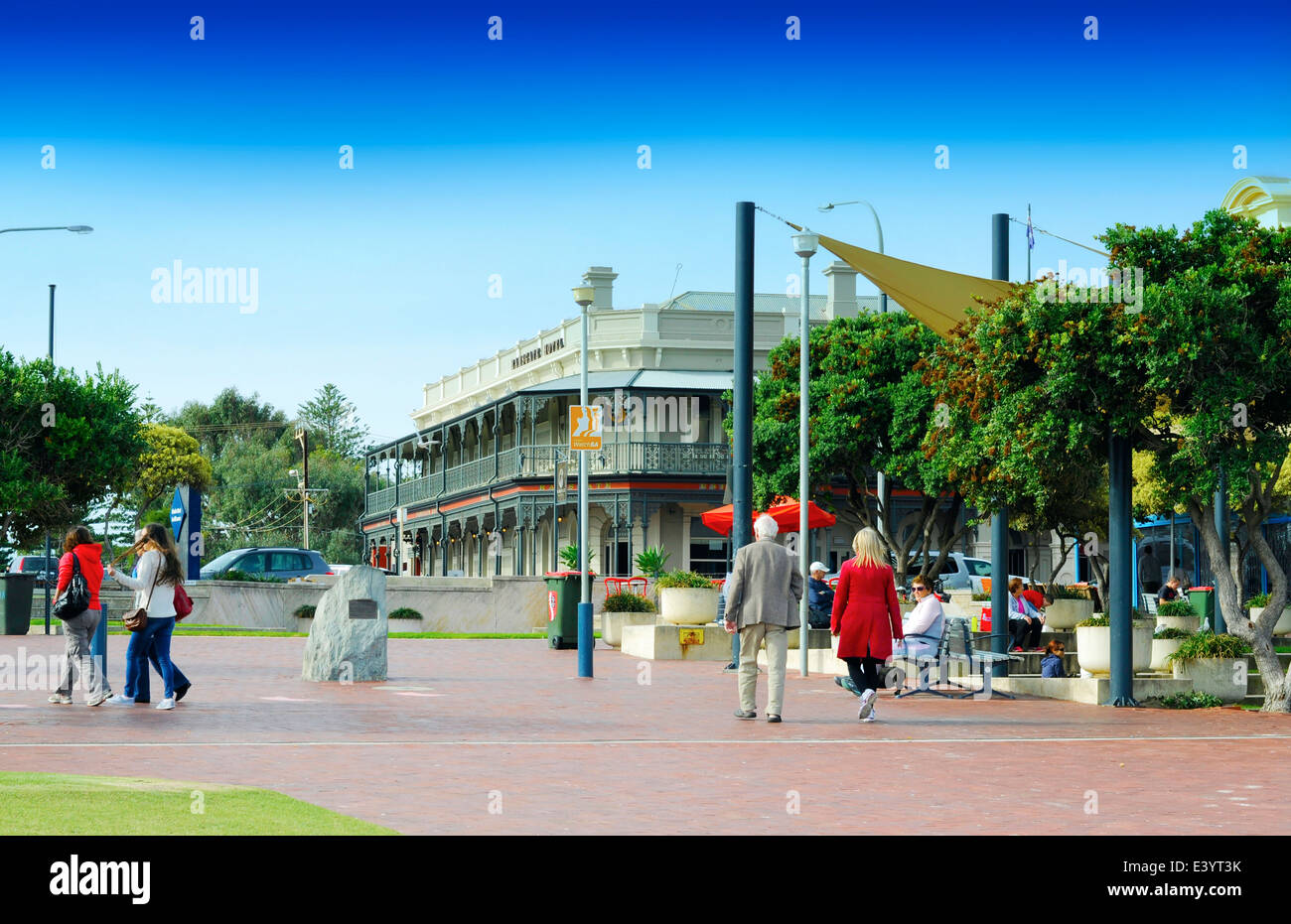 Weekend gli amanti dello shopping a piedi attraverso Henley Square park, Australia del Sud. Foto Stock