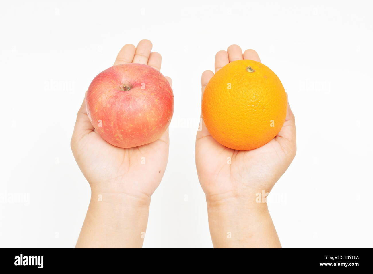 Offrendo arancione sul lato sinistro e apple sul lato destro Foto Stock
