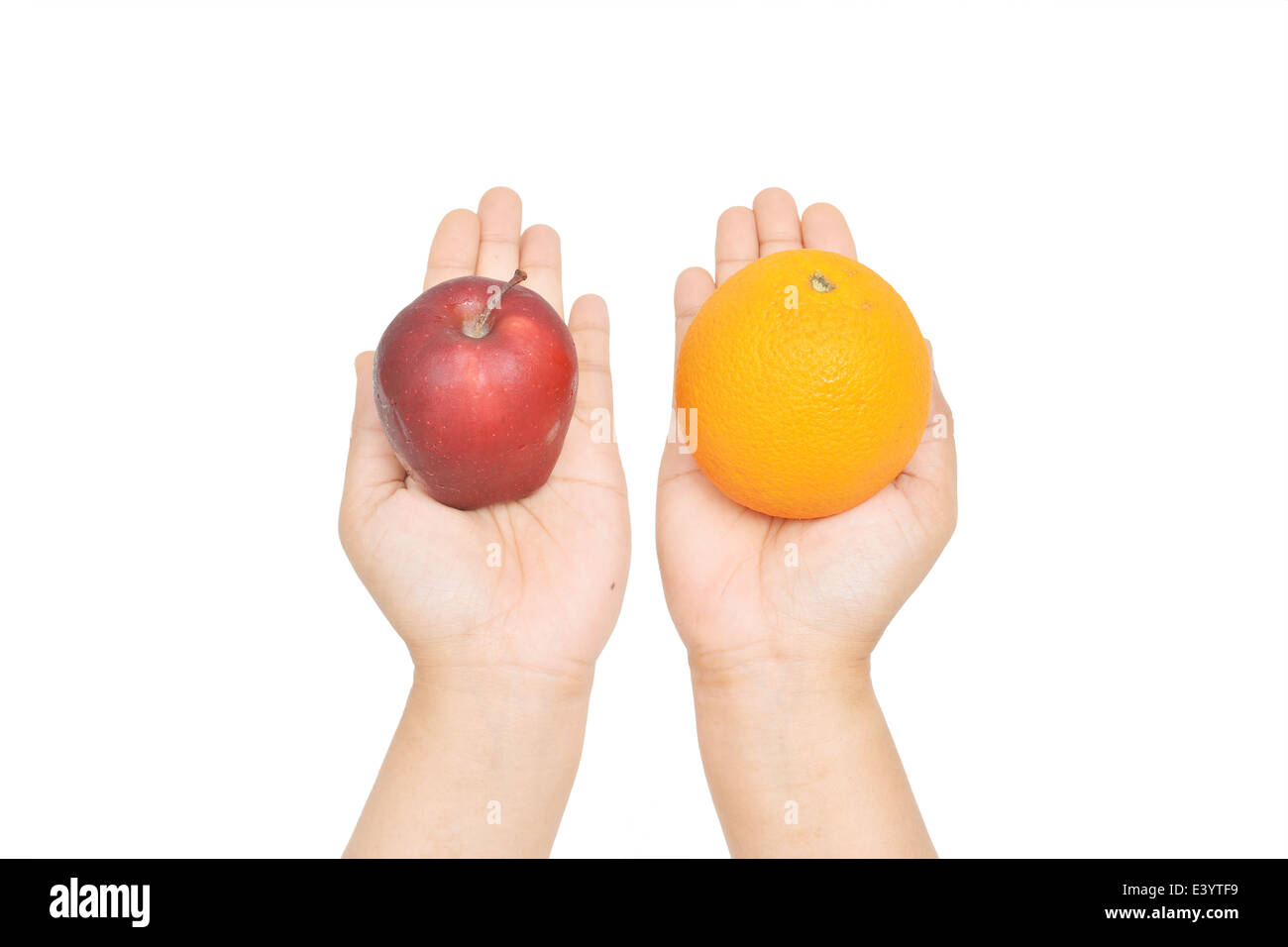 Mano femmina del gesto di offerta di colore arancione o apple. Foto Stock
