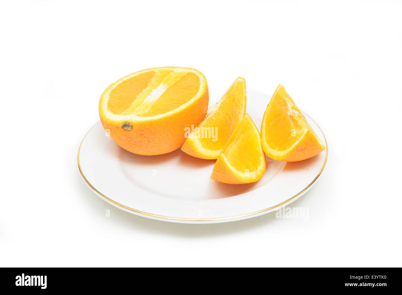 Fetta di deliziosa arance di colore arancione sulla piastra bianca. Foto Stock