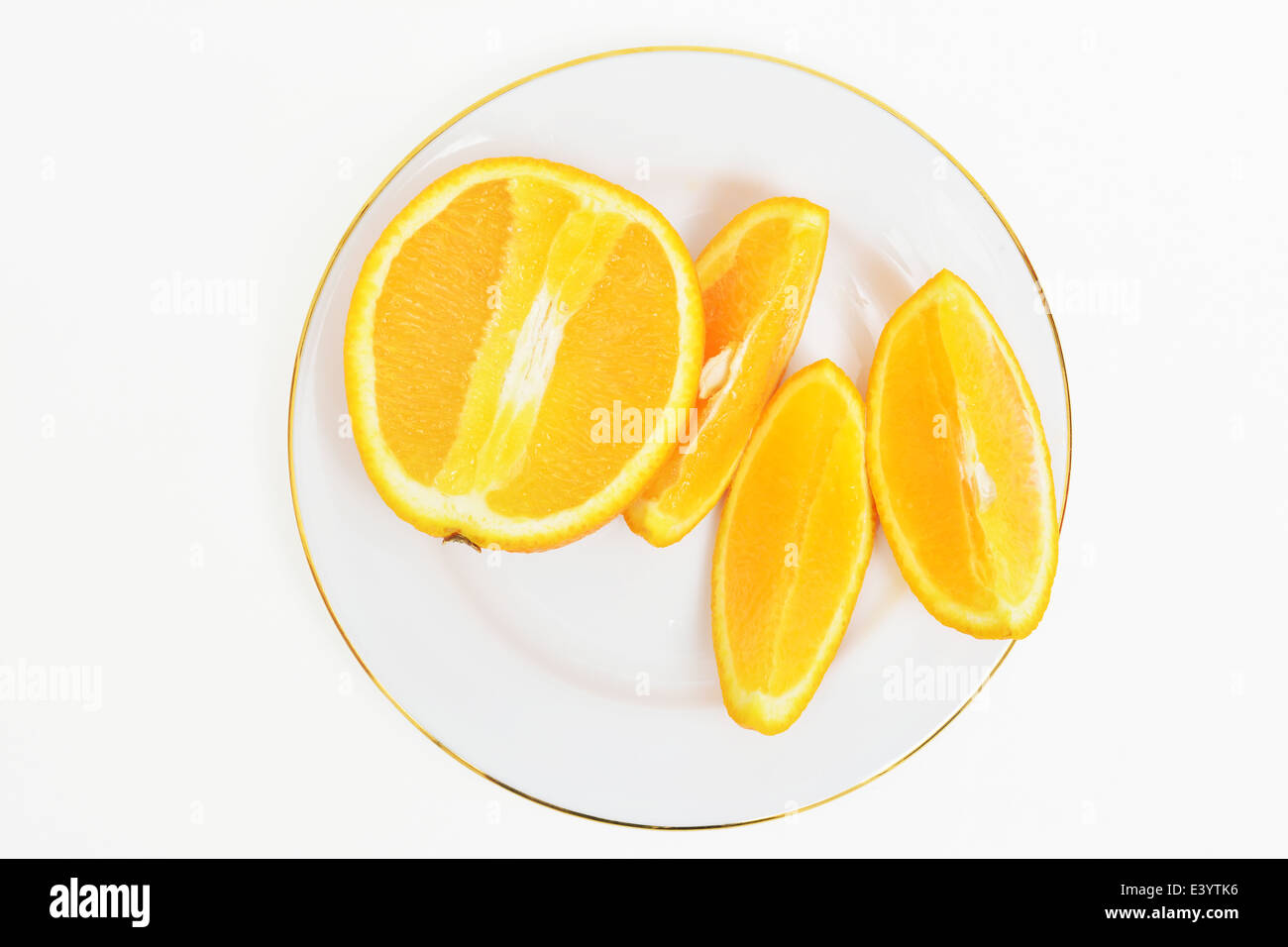 Fette di arance sulla piastra bianca guardando dal di sopra Foto Stock