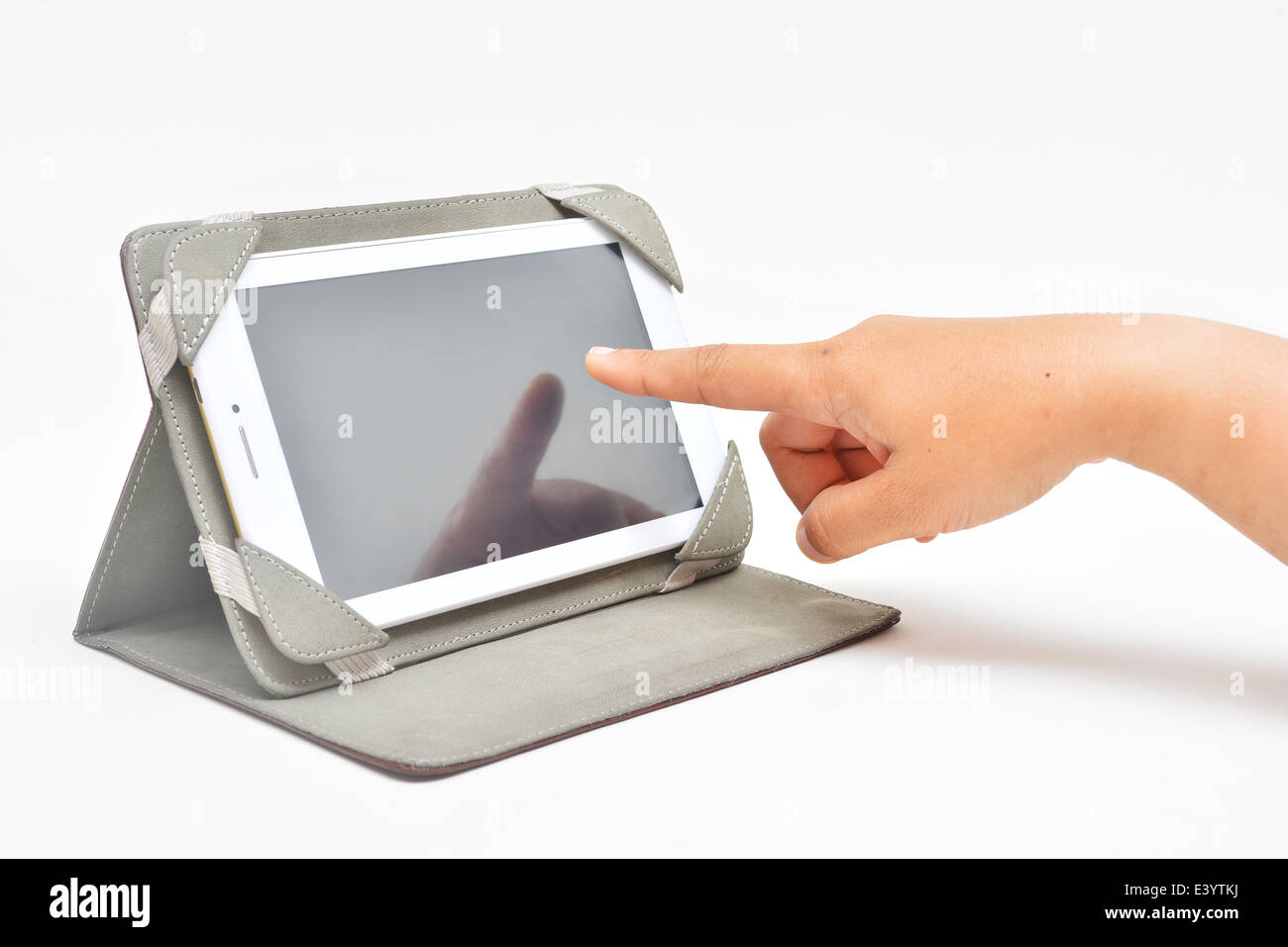 Toccare Telefono tablet con il dito indice. Foto Stock