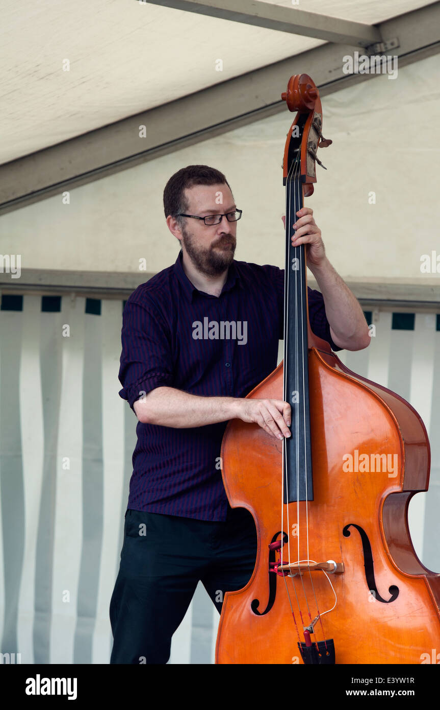 L'uomo gioca un contrabbasso a Leamington pace Festival, REGNO UNITO Foto Stock