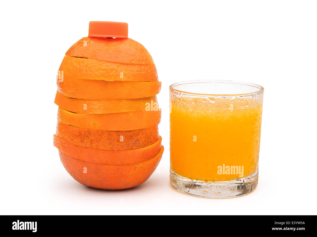 Fettine di arancio risma e la tazza di succo d'arancia con tracciato di ritaglio Foto Stock