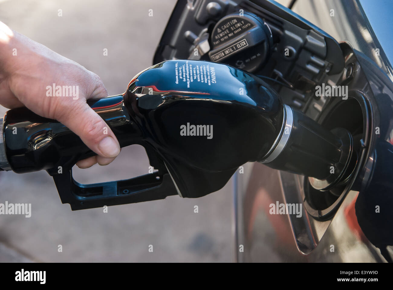 Benzina di riempimento della pompa Foto Stock