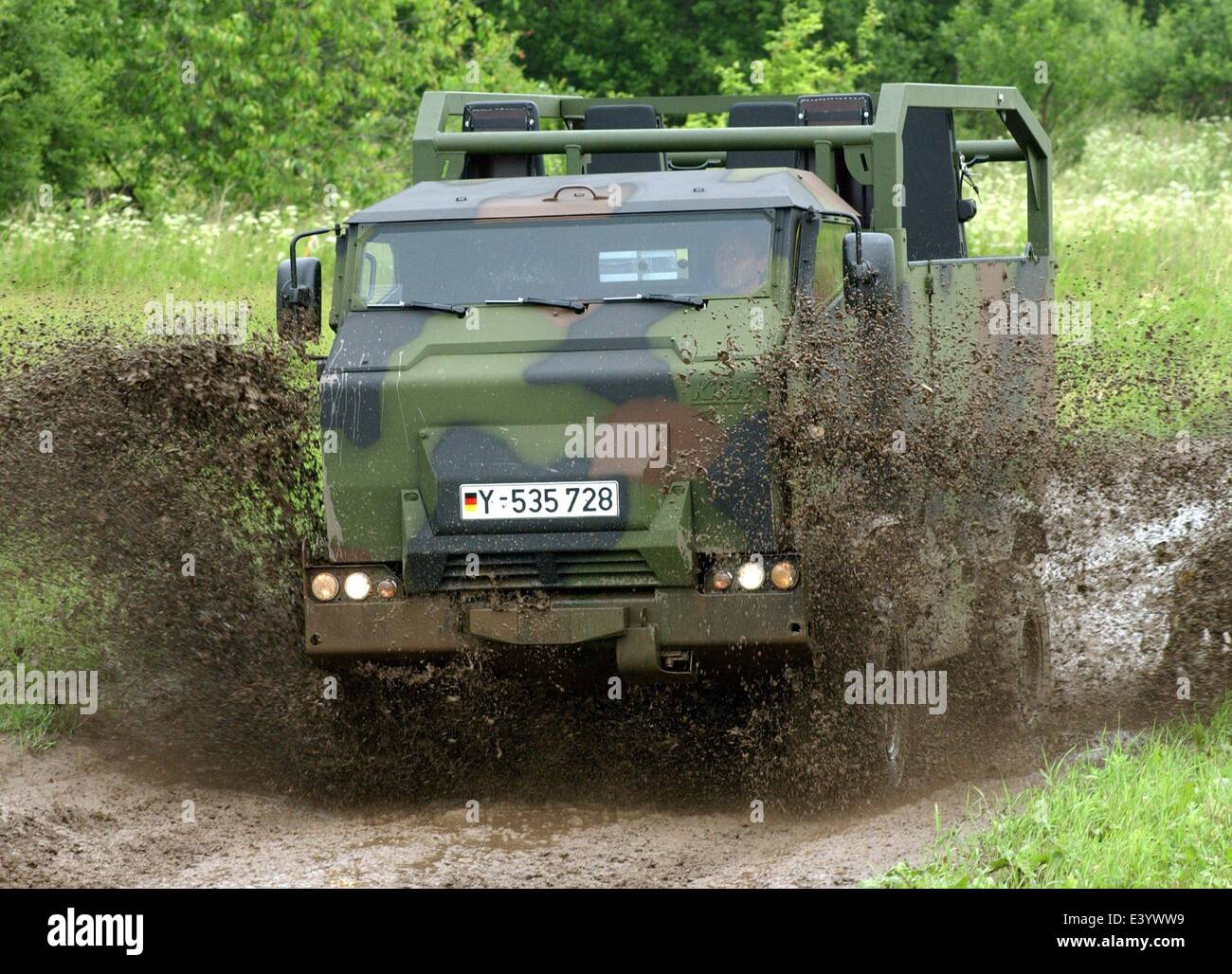 (Dpa) - Un Mungo, leggero blindato airborne veicolo, aziona attraverso il fango durante una presentazione di Waltershausen, Germania, 11 giugno 2003. La discussione circa la distribuzione di speciali veicoli di trasporto ha scatenato dopo l'attacco su un bus blindati dell'esercito tedesco in Campidoglio afghana di Kabul, in cui quattro soldati tedeschi morirono. Secondo il costruttore, Krauss-Maffei-Wegmann, il Mungo è un robusto, veicolo affidabile e esspecially sviluppato per le forze di reazione rapida. Essa pesa 5, 3 tonnellate, ha una trazione a quattro ruote motrici e offre posti a sedere per due operatori e altre otto soldati. La M Foto Stock