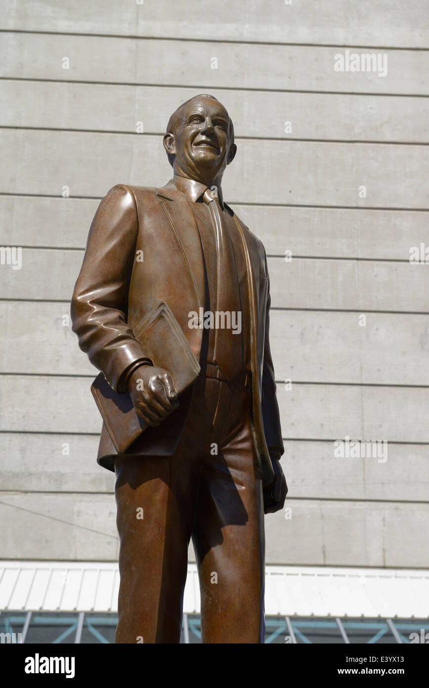 Statua di Ted Rogers e il Rogers Centre skydome nel centro cittadino di Toronto Foto Stock