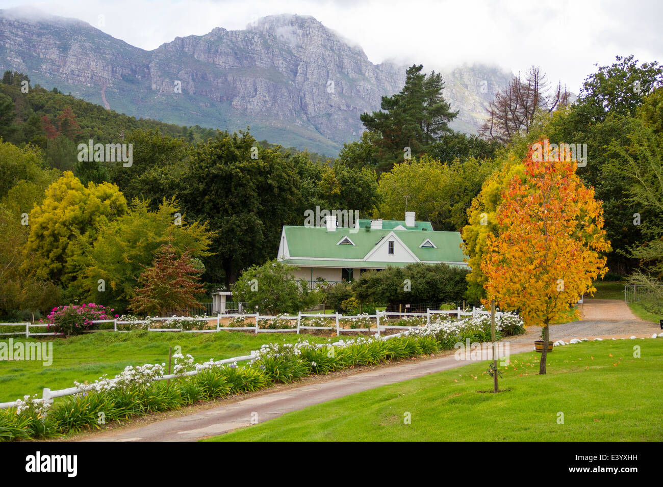 Agriturismo in montagna con i colori autunnali nelle foglie degli alberi. Foto Stock