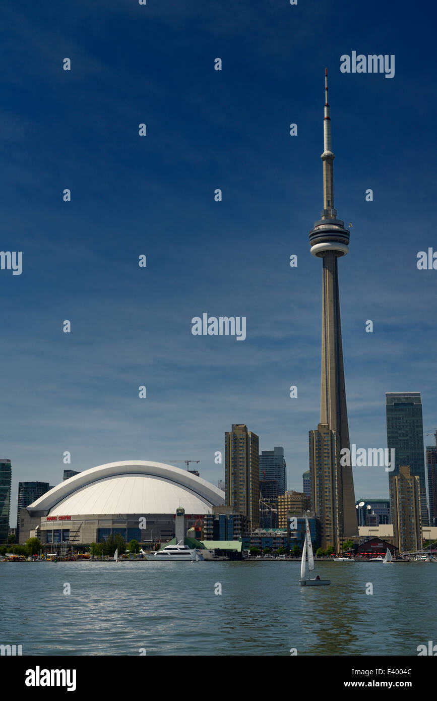 Toronto skyline con il Rogers Centre e la CN Tower e barche a vela sul lago Ontario Foto Stock