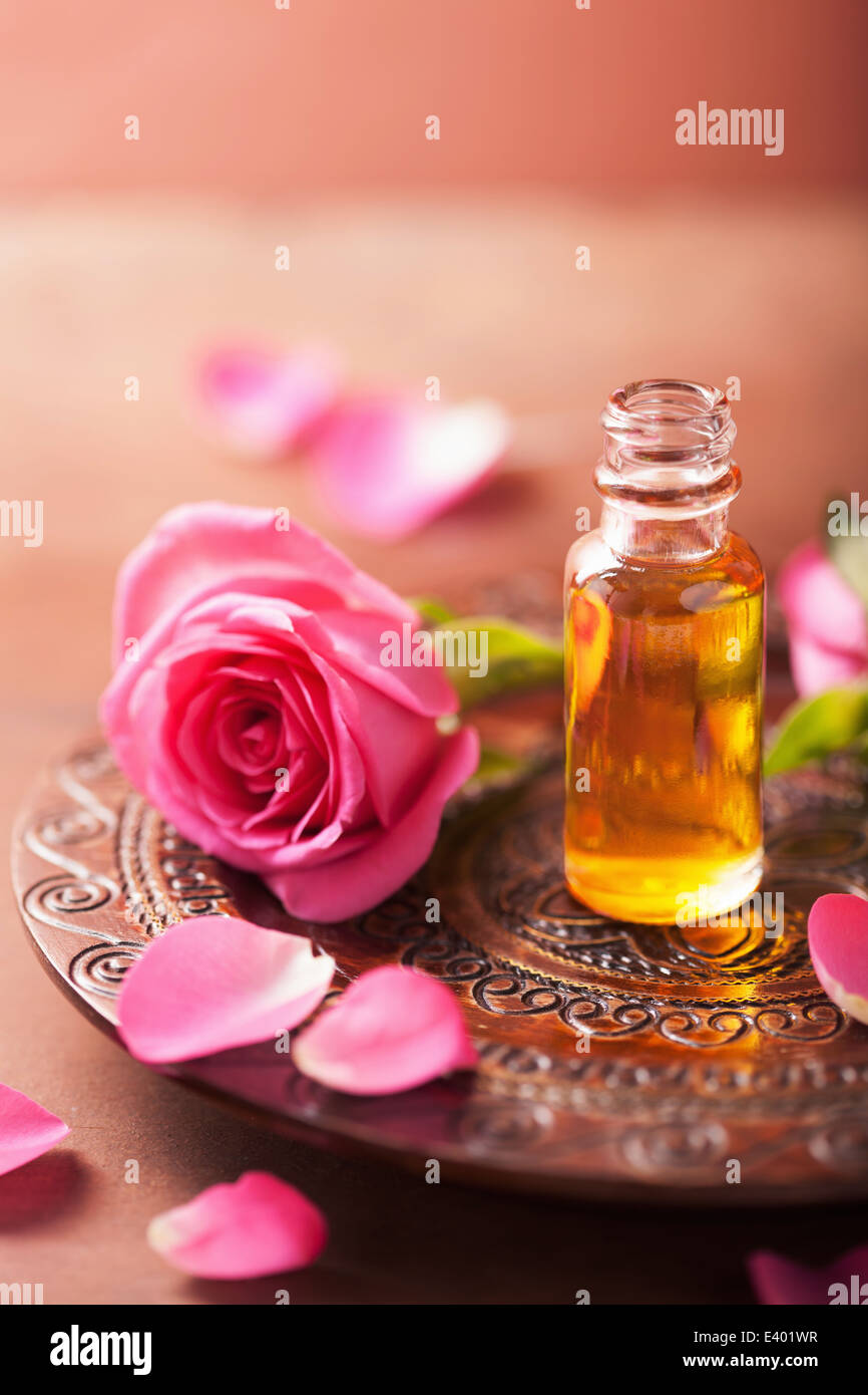 Fiori di rose e olio essenziale. spa e aromaterapia Foto Stock