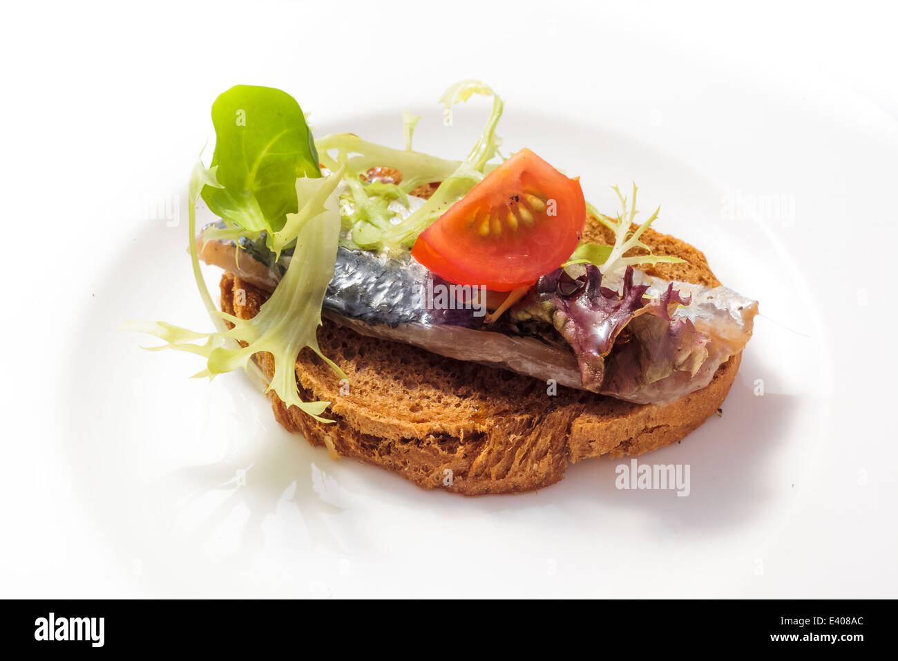 Sandwich con marinata di sardine e pomodoro. Foto Stock