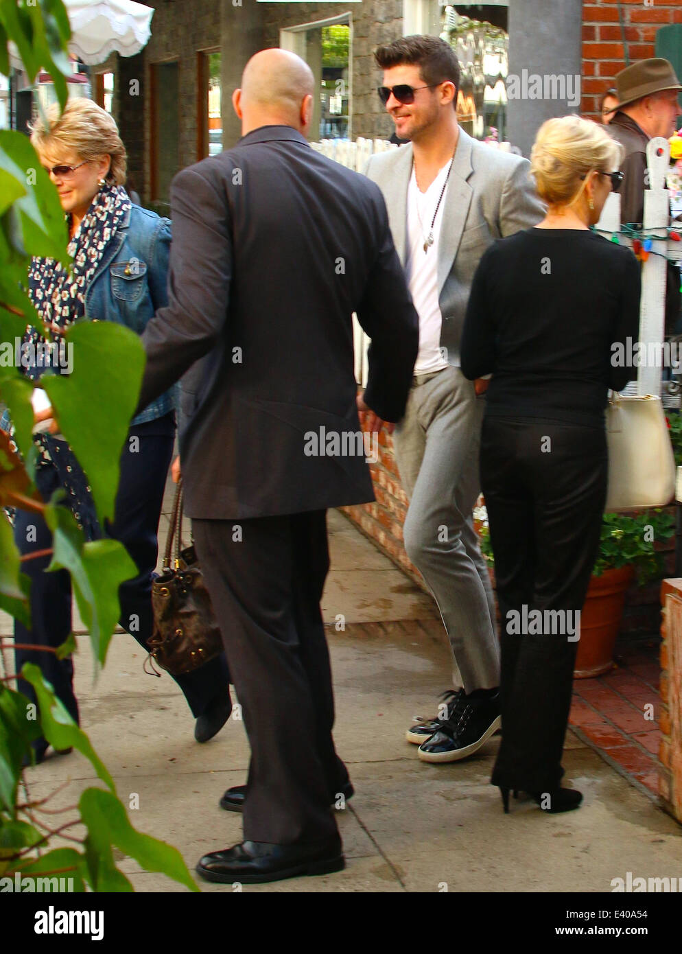 Robin Thicke lascia il ristorante edera in West Hollywood dopo aver pranzato con sua madre con: Robin Thicke,Gloria Loring dove: Los Angeles, California, Stati Uniti quando: 07 Dic 2013 Foto Stock