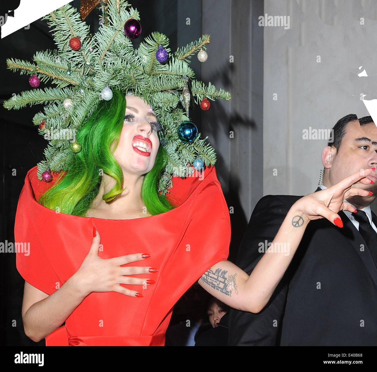 Lady Gaga visto arrivando da Jingle Bell Ball vestito come un albero di  natale.La nato in questo modo cantante era visto arrivare torna al Langham  hotel in Londra. Dotato di: Lady Gaga