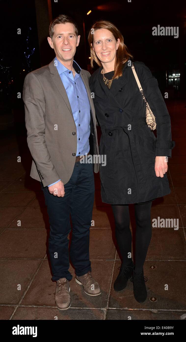 Originale di Starsky & Hutch attore Paul Michael Glaser quasi irriconoscibile dietro una barba e occhiali come egli arriva al Saturday Night Show con altri ospiti... Dotato di: Paul Bannon,Louise Bannon dove: Dublino, Irlanda quando: 08 Dic 2013 Foto Stock