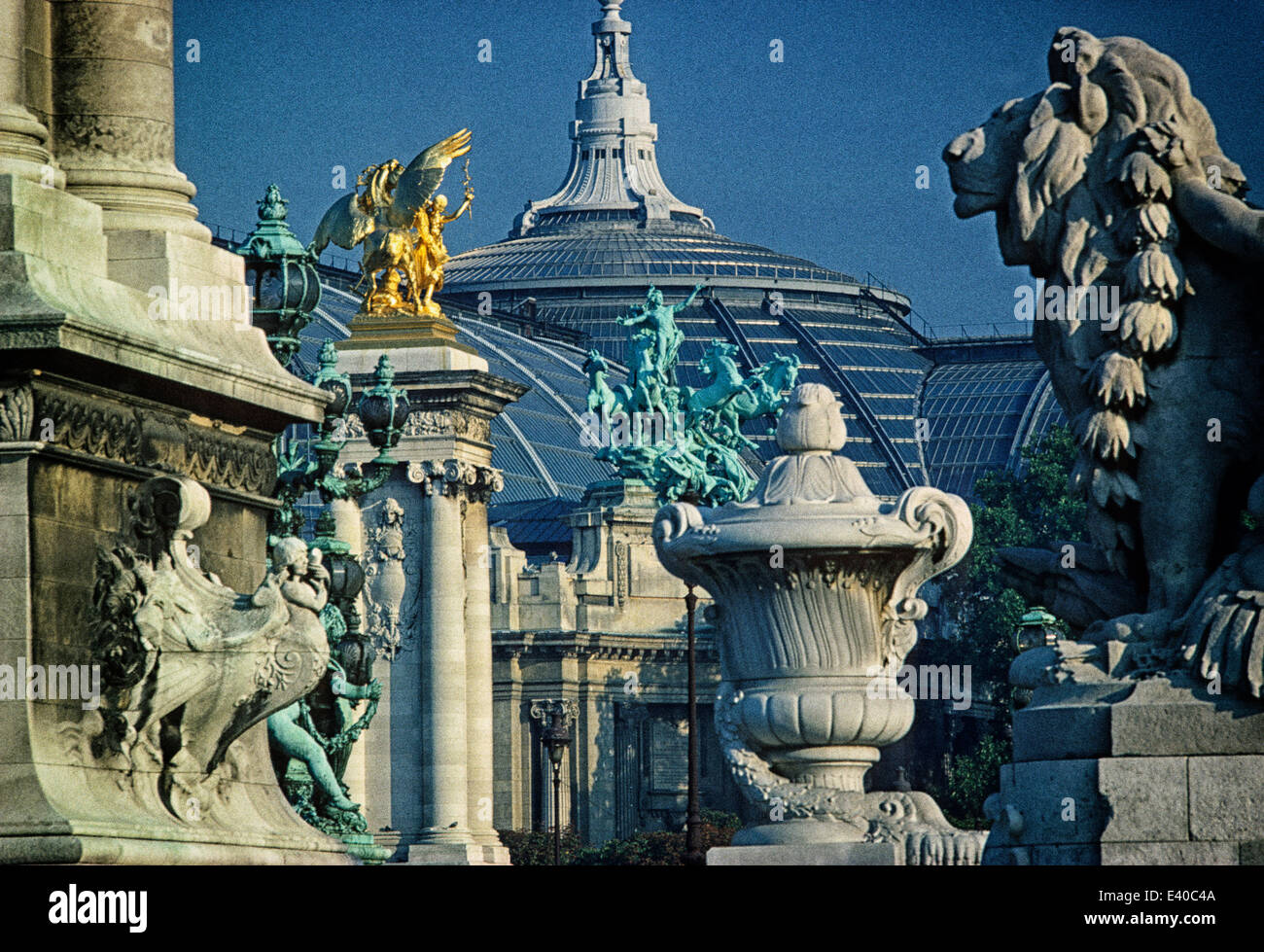 Ponte Alexandre III. Parigi è sinonimo di bellezza, cultura e uno stile  distinto di architettura Foto stock - Alamy