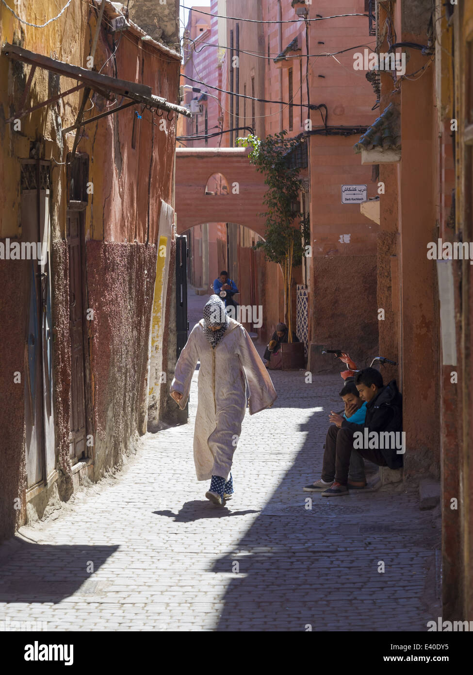 Il Marocco, Marrakech, Medina, muslima camminando in vicolo Derb Dabachi Foto Stock