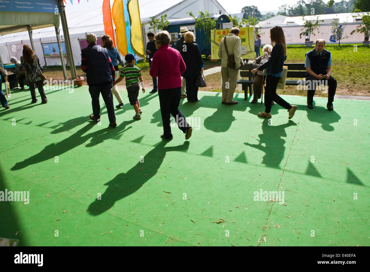 La gente sul marciapiede con ombre a Hay Festival 2014 ©Jeff Morgan Foto Stock