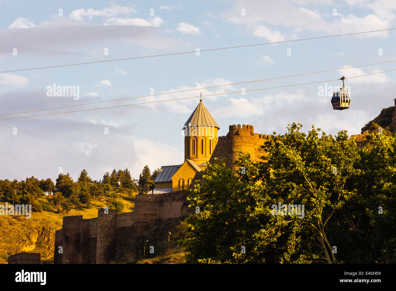 Cavo auto-over Nariqala rocca e la chiesa di San Nicola a Tbilisi, Georgia Foto Stock