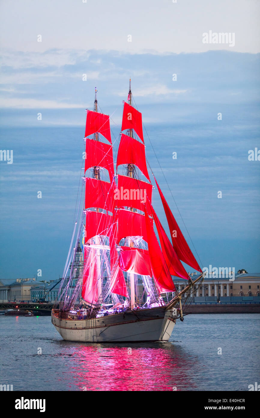 Scarlet Sails visualizza durante il White Nights Festival di San Pietroburgo, Russia. Recipiente con res navigare sul fiume Neva Foto Stock