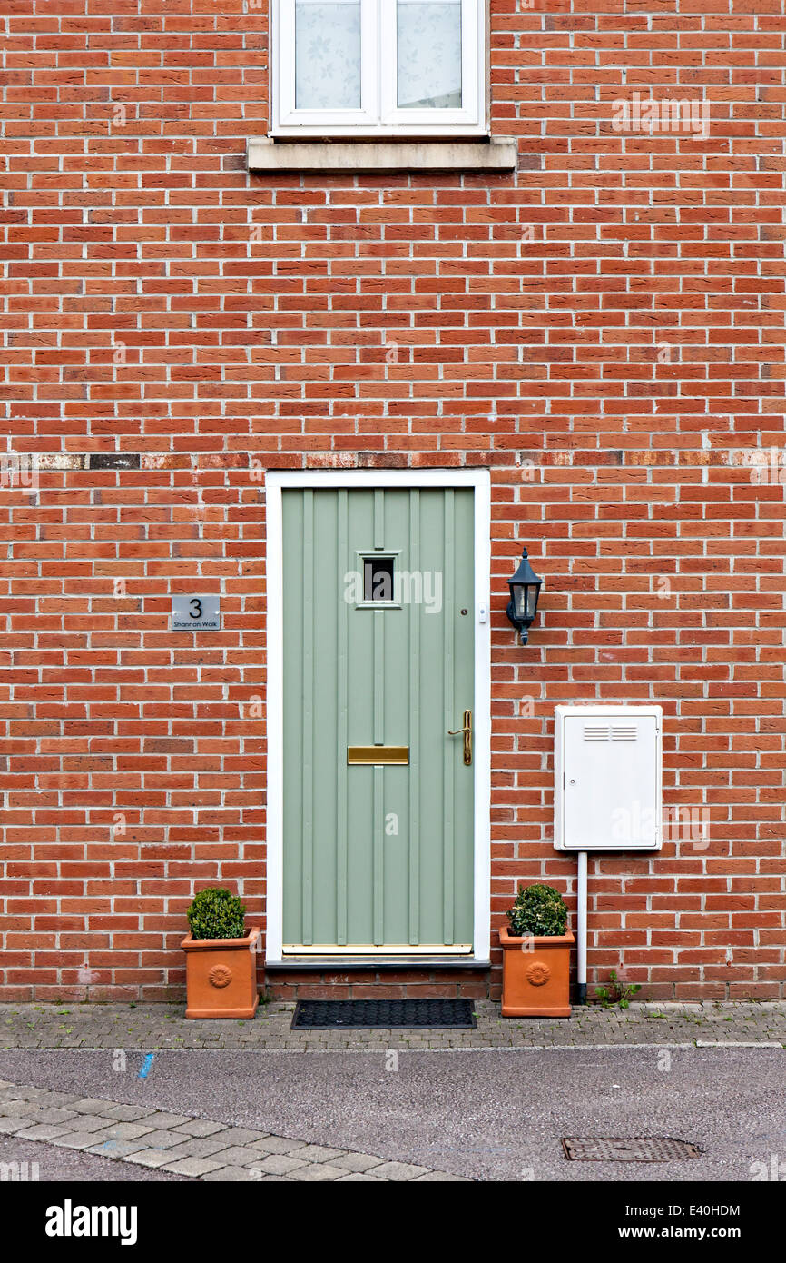Sportello anteriore della nuova casa sulla scatola tenuta nel sud-ovest dell'Inghilterra Foto Stock