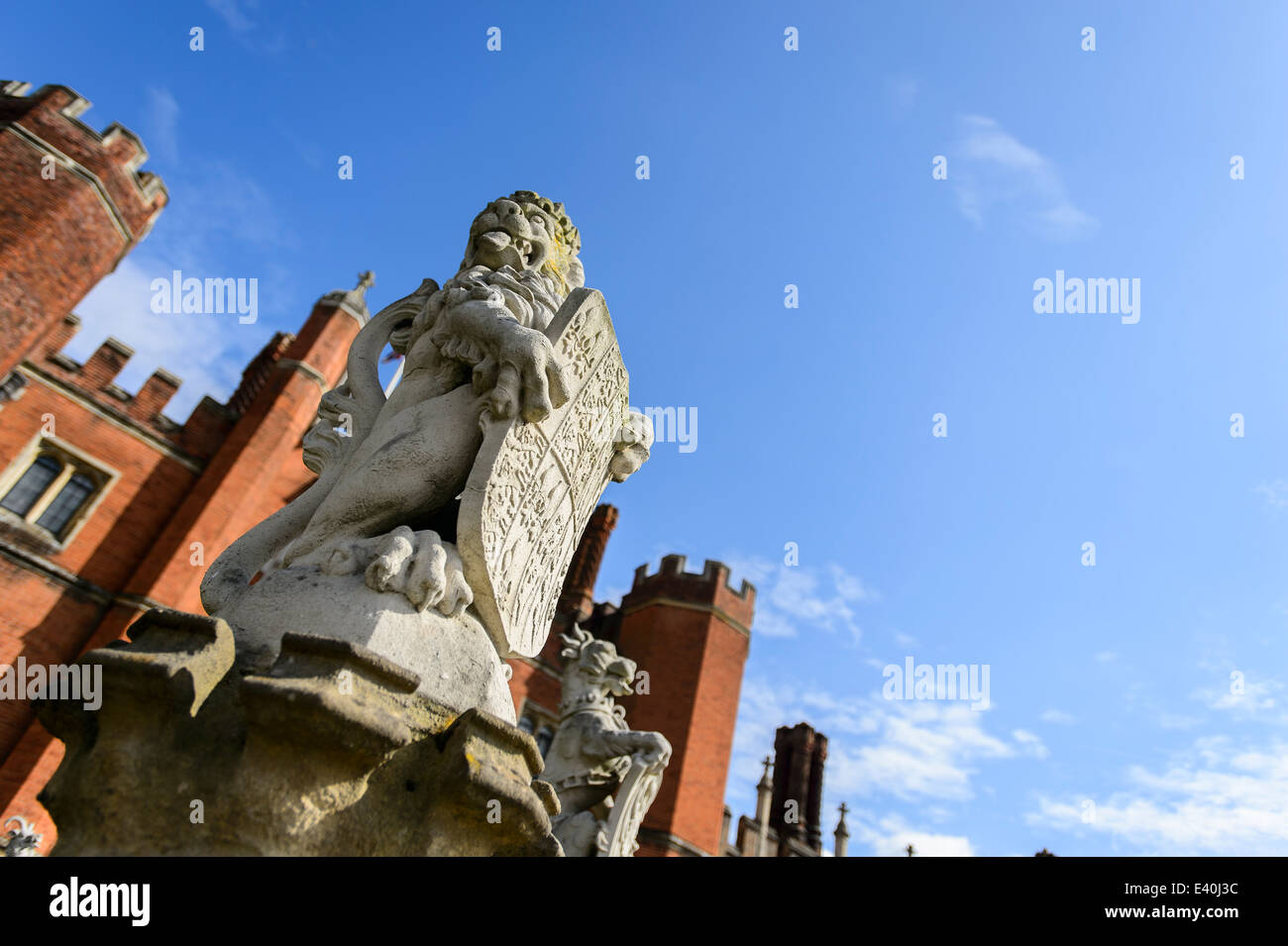 Statue a guardia del West ingresso anteriore di Hampton Court Palace, East Molesey Surrey, Inghilterra, Regno Unito. Foto Stock