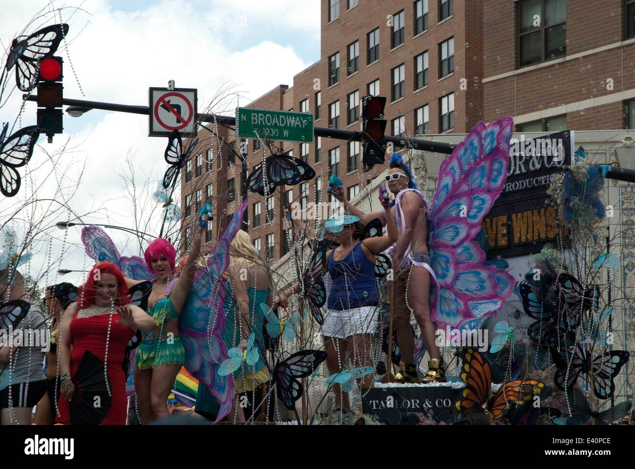 Chicago, Illinois, Stati Uniti d'America. Il 29 giugno, 2014. I partecipanti del festival presso il quarantacinquesimo annuale di Chicago Gay Parade. La colorata Pride Parade è diventata una tradizione a Chicago nella comunità Lakeview noto anche come "Boys Town.' © Karen I. Hirsch/ZUMA filo/ZUMAPRESS.com/Alamy Live News Foto Stock