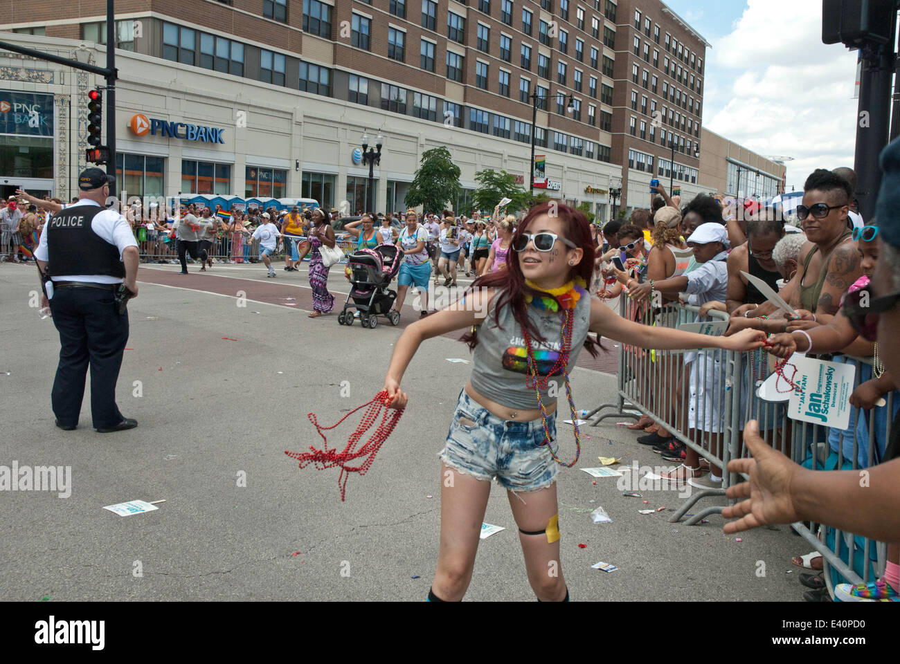 Jun 29, 2014 - Chicago, Illinois, Stati Uniti - I partecipanti del festival presso il quarantacinquesimo annuale di Chicago Gay Parade. La colorata Pride Parade è diventata una tradizione a Chicago nella comunità Lakeview noto anche come "Boys Town." (credito Immagine: © Karen I. Hirsch/ZUMA filo/ZUMAPRESS.com) Foto Stock