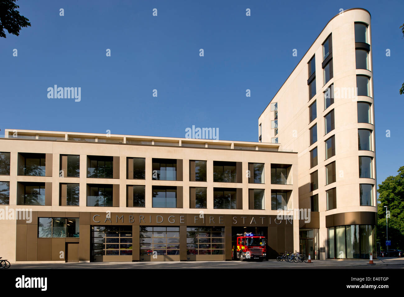 Alloggiamento moderno sviluppo centro città di cambridge la stazione dei vigili del fuoco Foto Stock