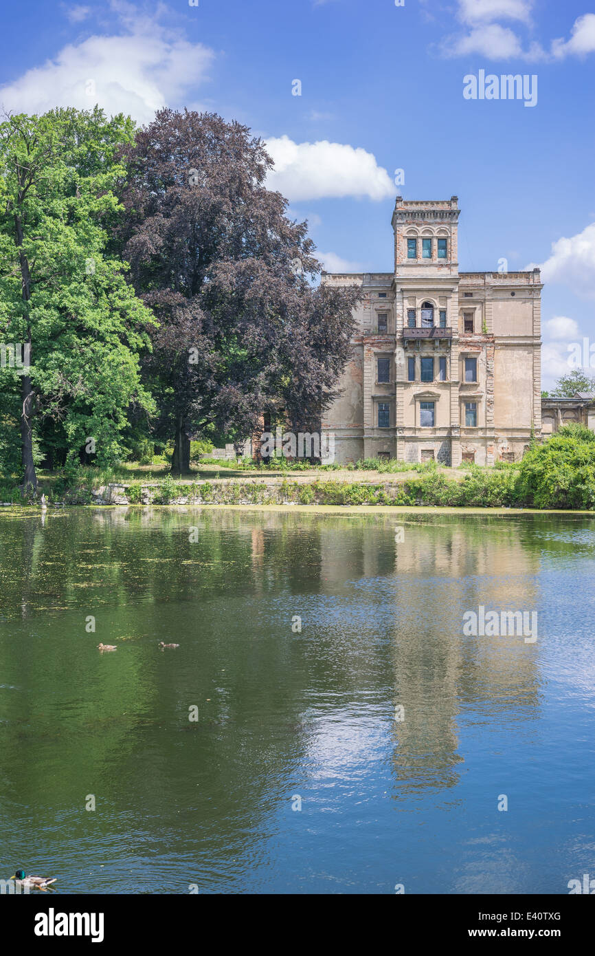 Rovinato vecchio palazzo Mrowiny Bassa Slesia Polonia Foto Stock