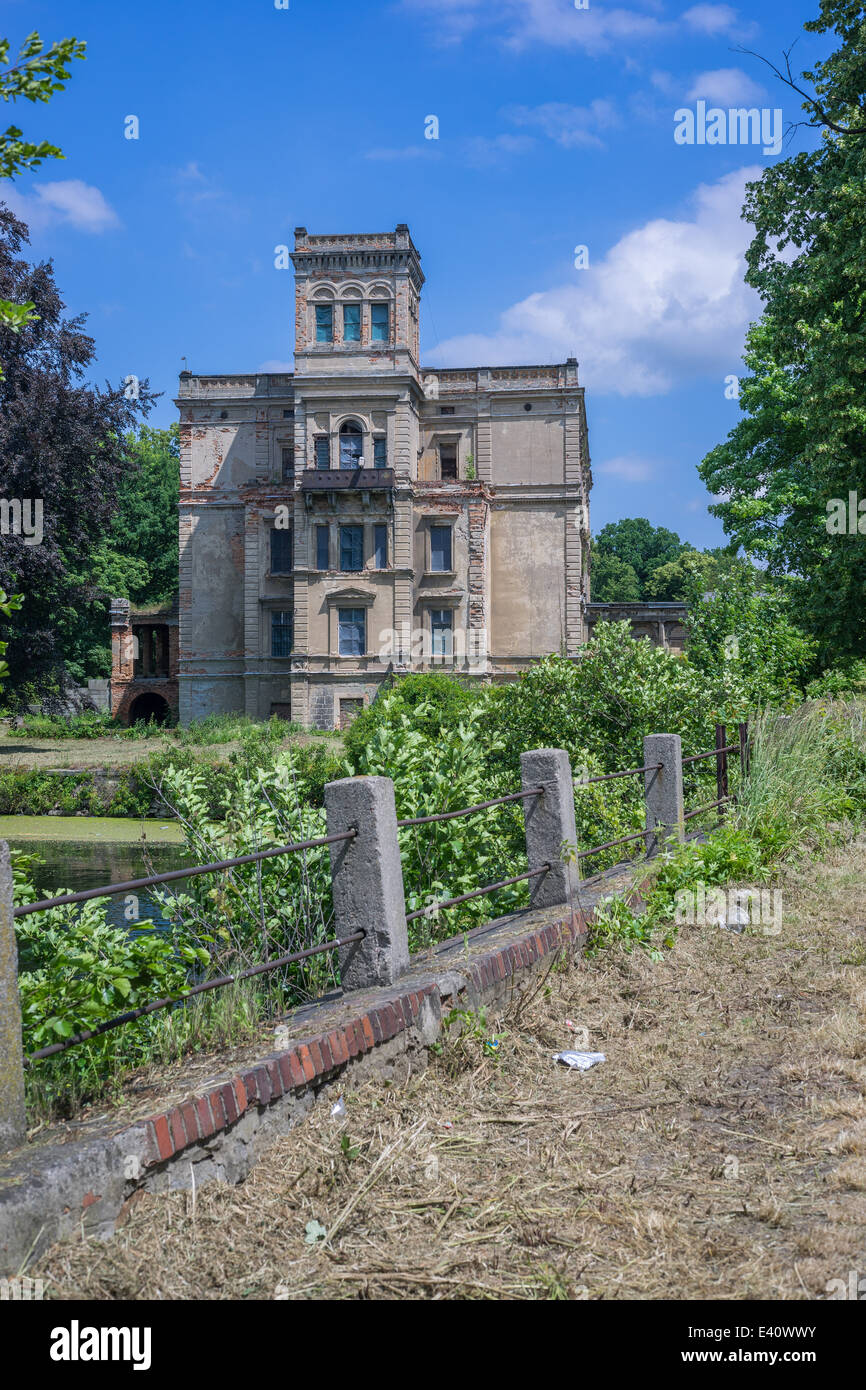 Rovinato vecchio palazzo Mrowiny Bassa Slesia Polonia Foto Stock