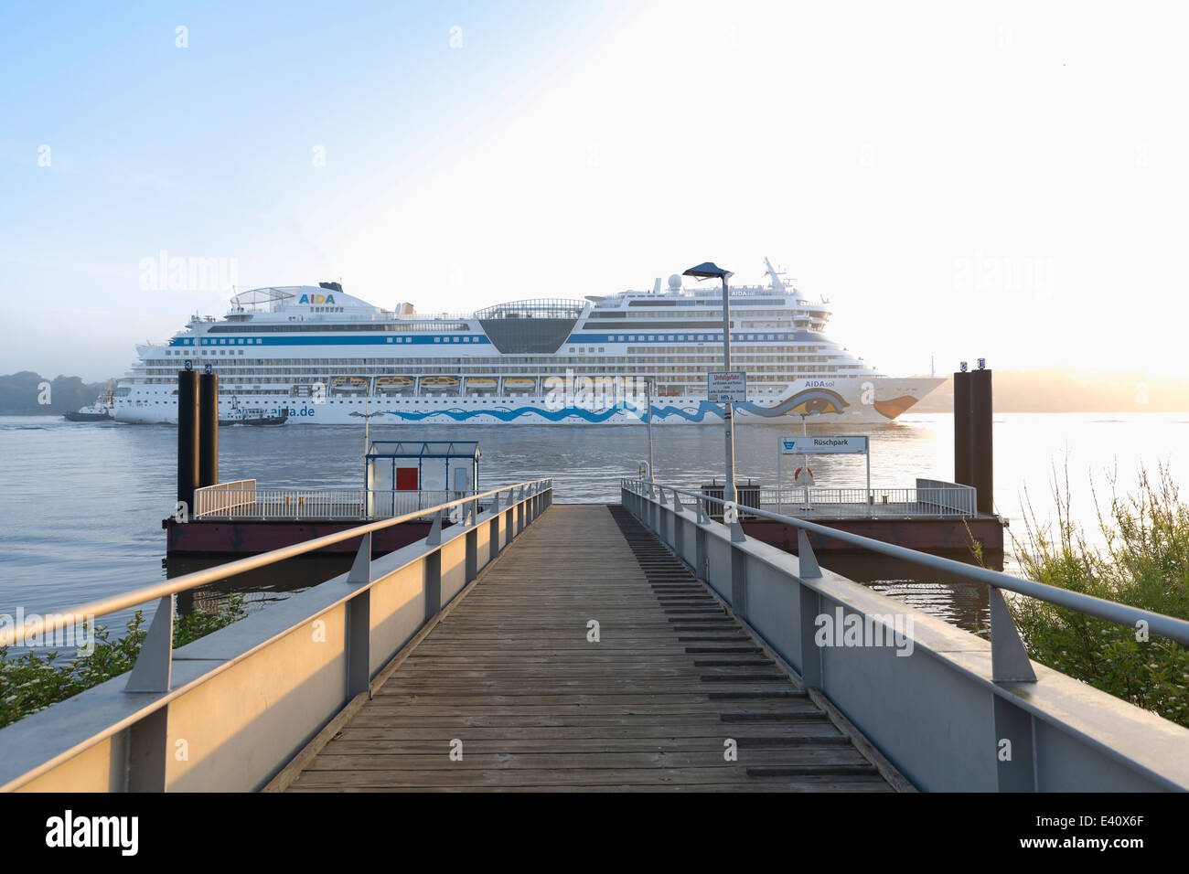 Germania, Amburgo, nave da crociera passando imbarcadero Rueschpark a Finkenwerder Foto Stock