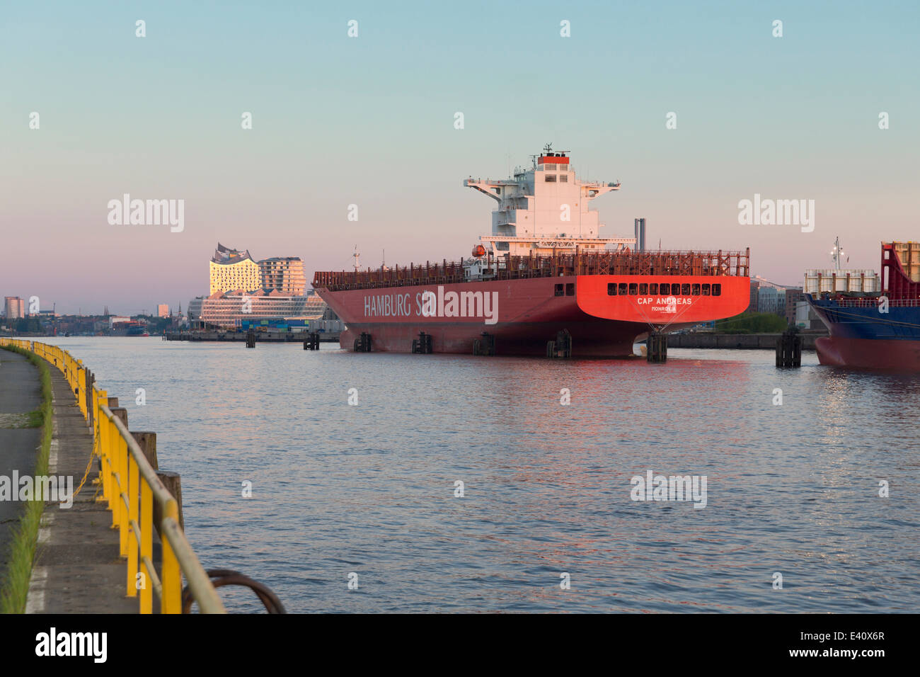 Germania, Amburgo, contenitore di nave sul fiume Elba con Elbphilharmonie in background Foto Stock