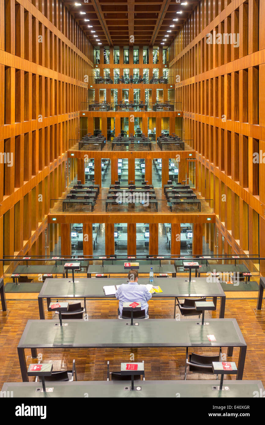 Germania Berlino, singolo studente utilizzando sala lettura a Jacob-und-Wilhelm-Grimm-Zentrum Foto Stock