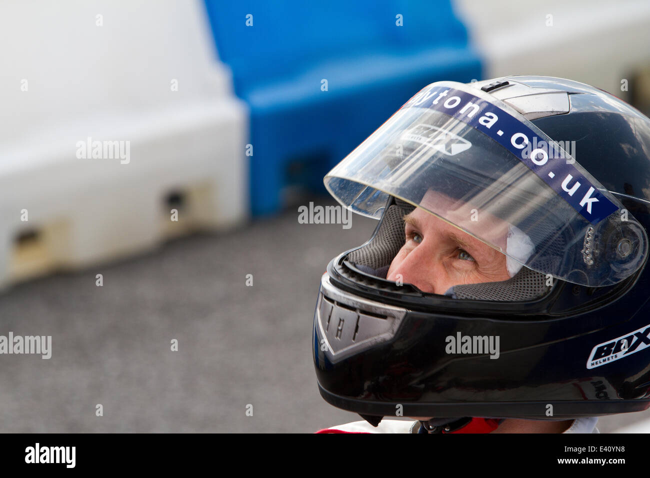 Strictly Come Dancing di Brendan Cole prendendo parte a Go-Karting al Mercedes-Benz World presso il famoso circuito di Brooklands nel Surrey, la raccolta di fondi per l'Henry Surtees Foundation. Brooklands 01.07.2014 Theodore Liasi/Alamy Live News Foto Stock