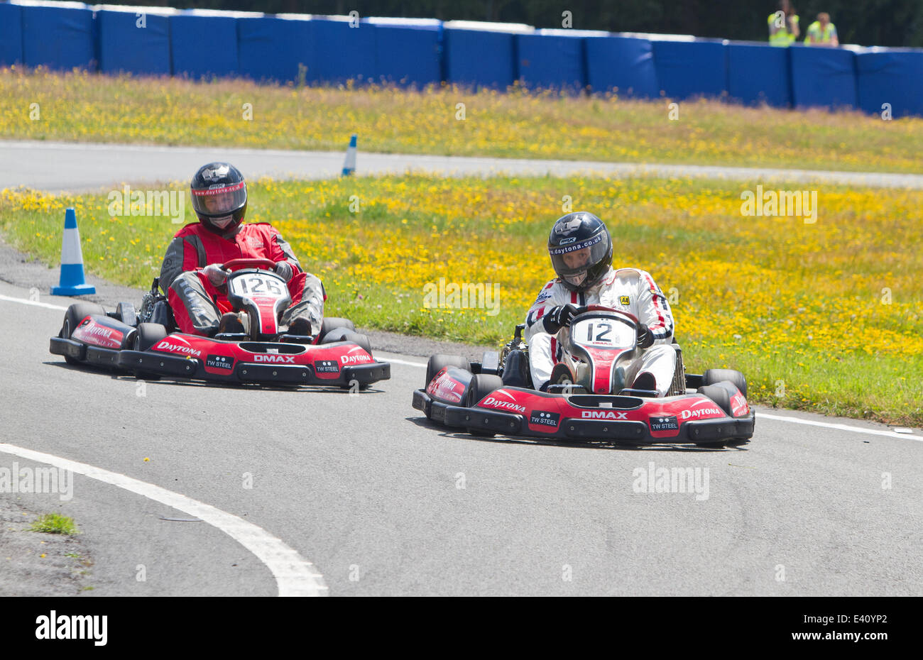 Strictly Come Dancing di Brendan Cole prendendo parte a Go-Karting al Mercedes-Benz World presso il famoso circuito di Brooklands nel Surrey, la raccolta di fondi per l'Henry Surtees Foundation. Brooklands 01.07.2014 Theodore Liasi/Alamy Live News Foto Stock