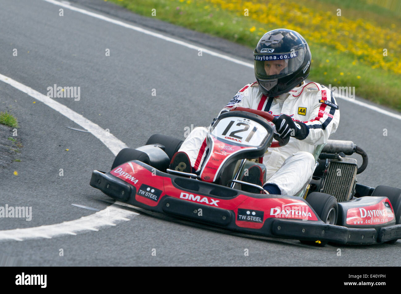 Strictly Come Dancing di Brendan Cole prendendo parte a Go-Karting al Mercedes-Benz World presso il famoso circuito di Brooklands nel Surrey, la raccolta di fondi per l'Henry Surtees Foundation. Brooklands 01.07.2014 Theodore Liasi/Alamy Live News Foto Stock